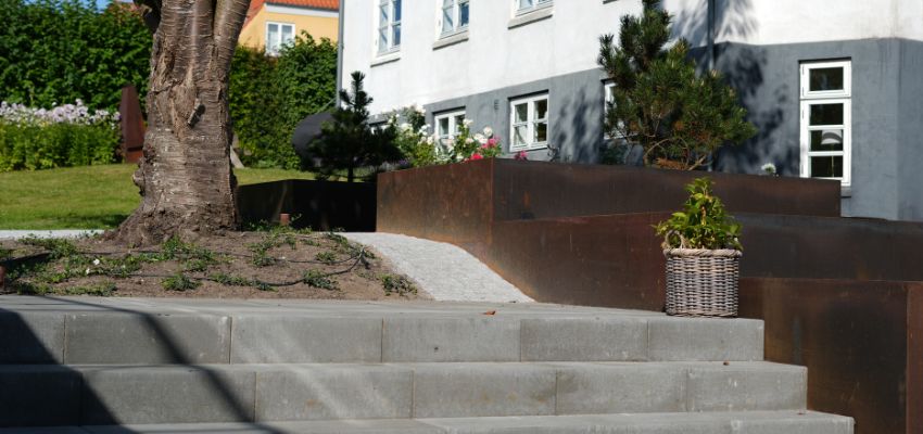 Stilren cortenstål i moderne haver